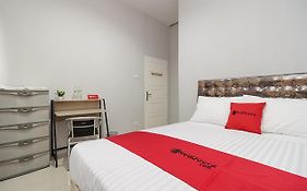 Reddoorz @ Jalan Demang Lebar Raya Palembang